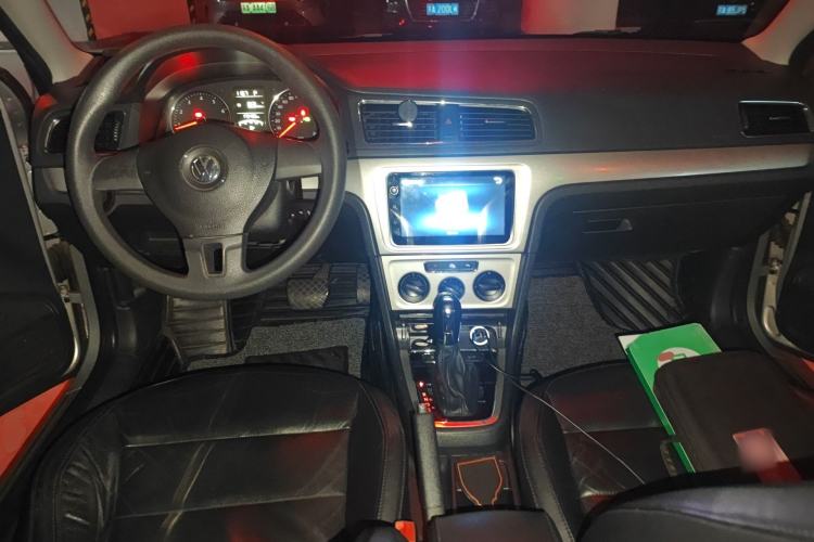 Used Volkswagen Lavida 2013 Restyled Classic 1.6L Automatic Comfort Edition Center Console