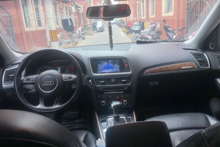 Used Audi Q5 2013 40 TFSI Comfort Edition Center Console