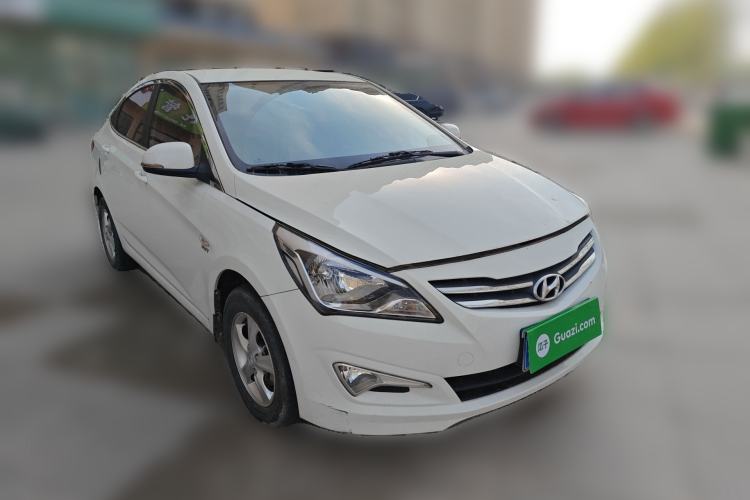Used Hyundai Verna (older generation) 2016 1.4L Manual Smart GLS Trim Front Right 45 Deg
