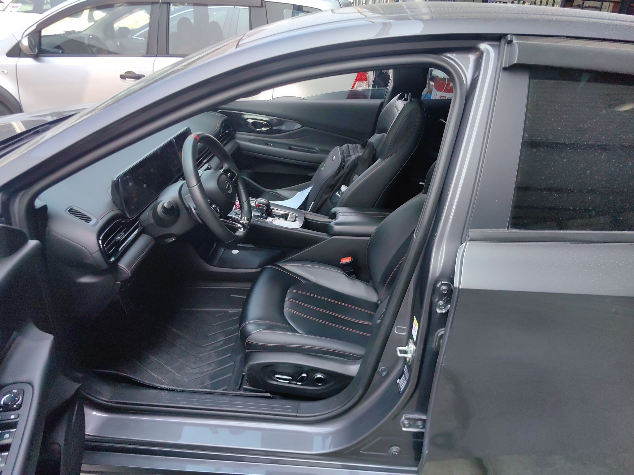 Переднее сиденье в автомобиле