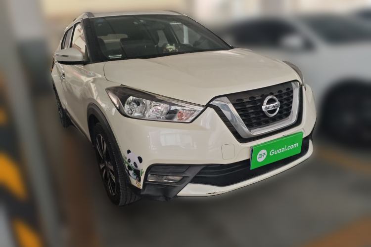 Used Nissan Kicks 2018 1.5L CVT Smart Connect Luxury Edition Front Right 45 Deg