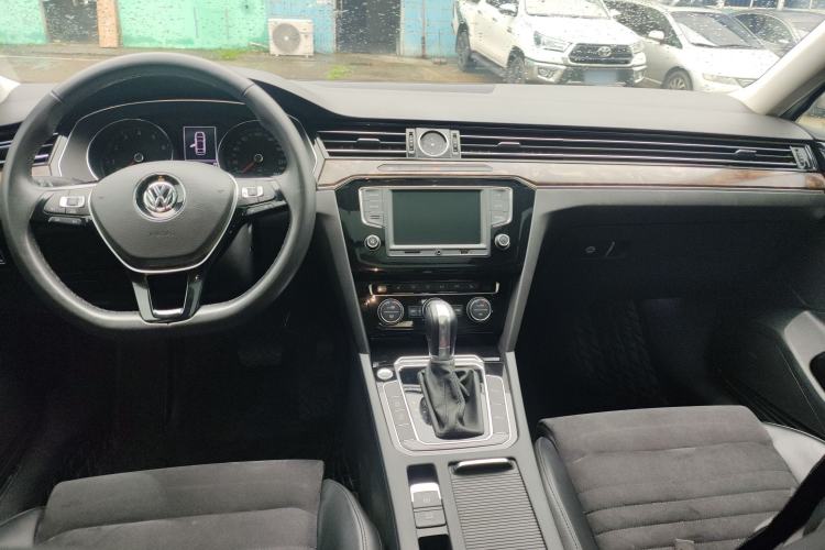 Used Volkswagen Magotan 2017 330TSI DSG Luxury Model Center Console