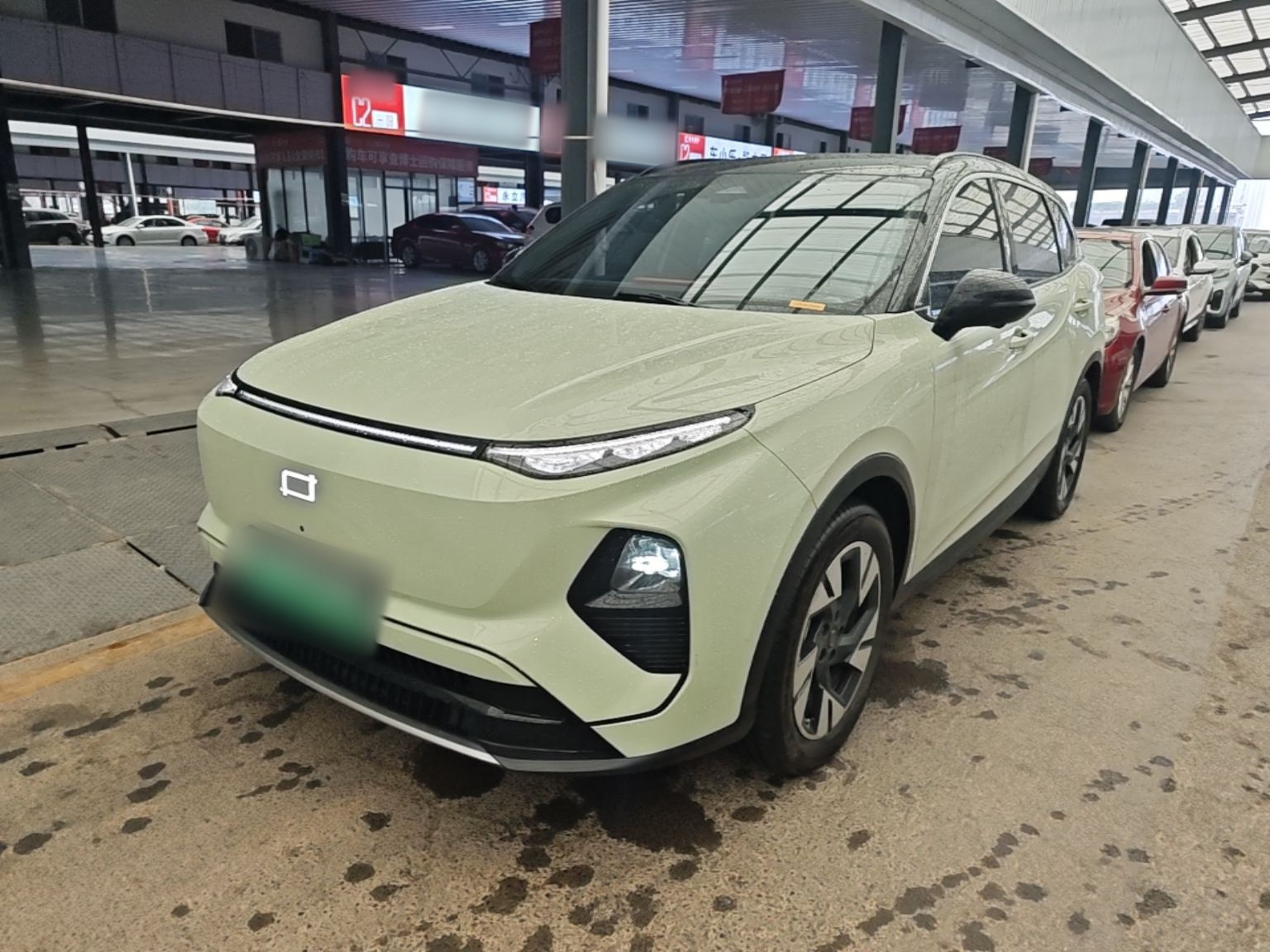 Под передней частью автомобиля
