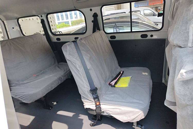 Used Wuling Yangguang 2024 300KM Comfort Version Passenger Van 75kW