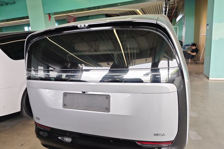 Used Li Auto MEGA 2025 Ultra Smart Refreshed Edition
