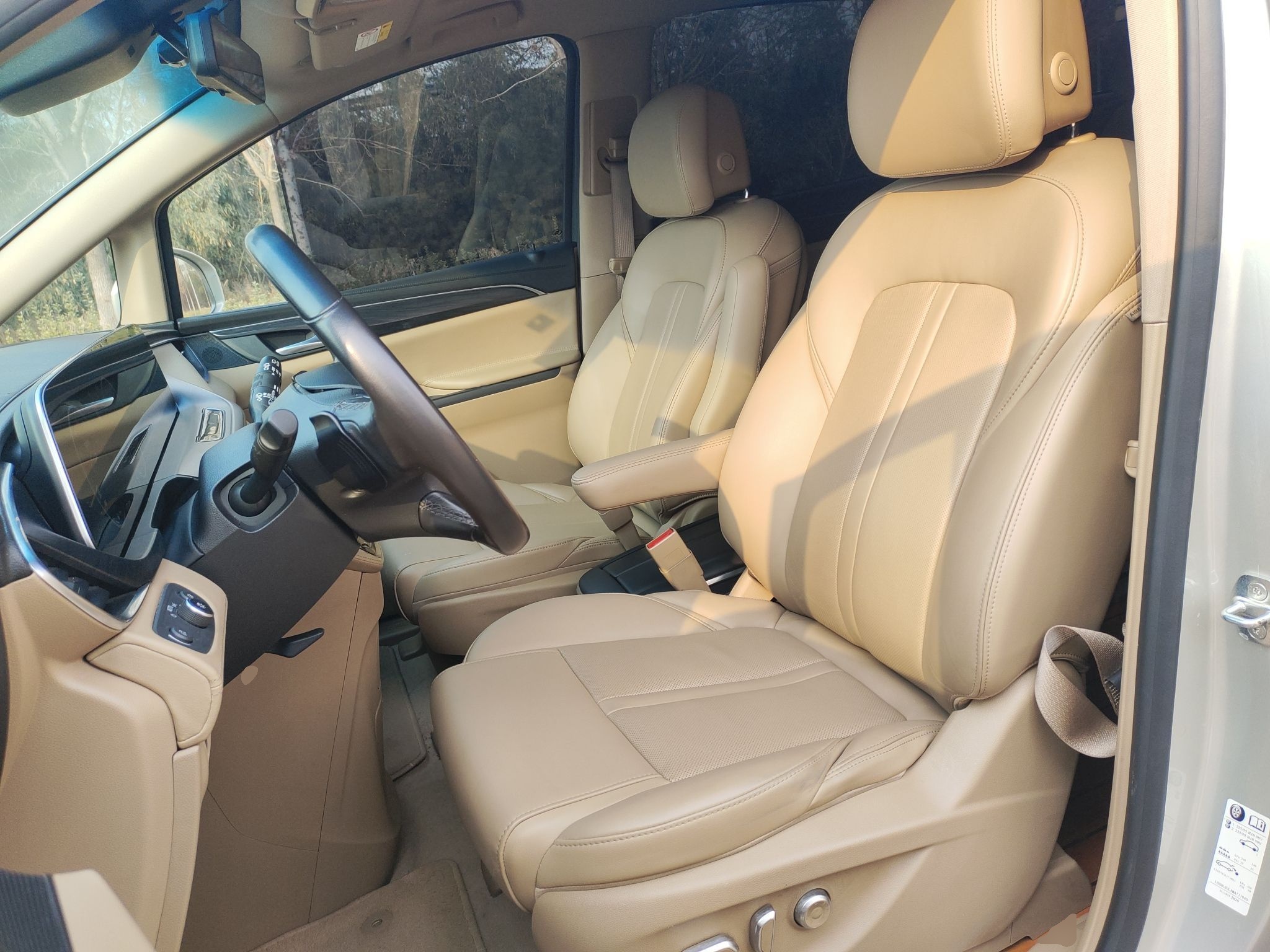 Переднее сиденье в автомобиле