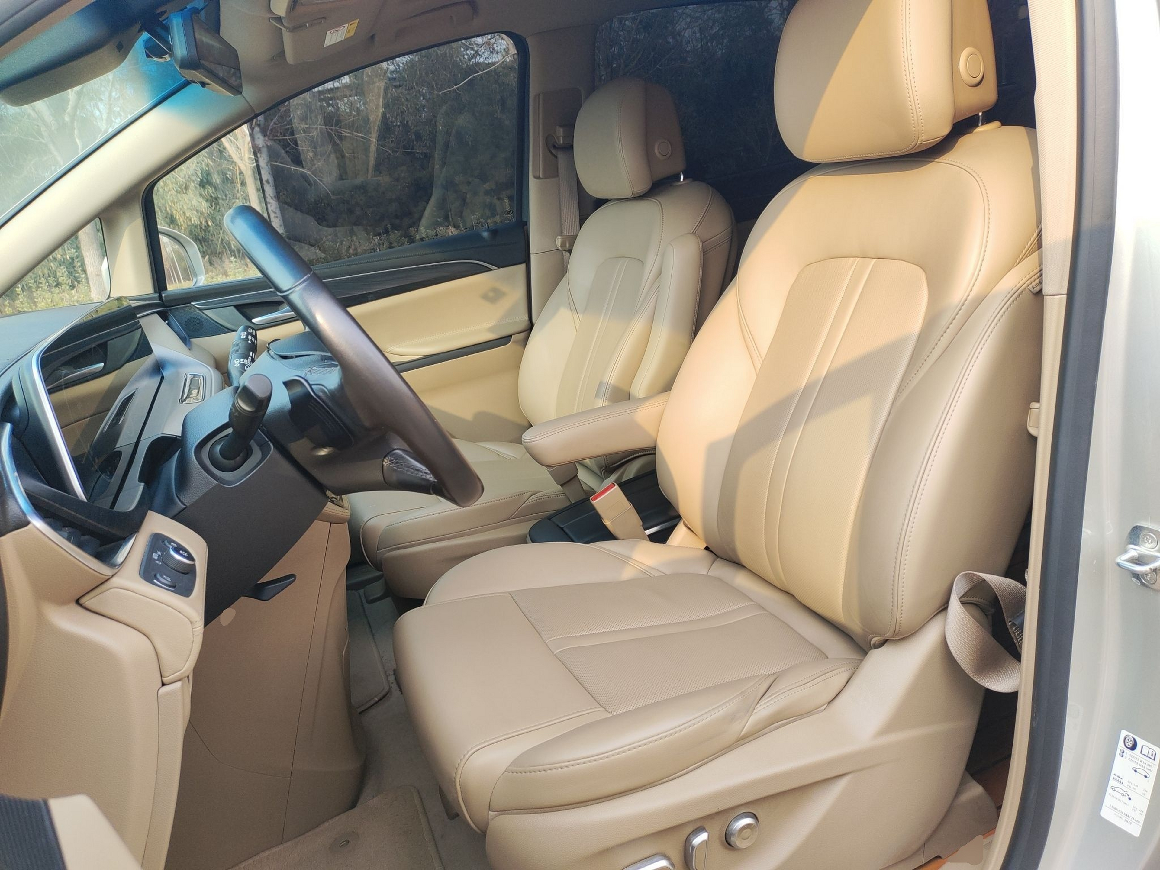 المقاعد الأمامية داخل السيارة