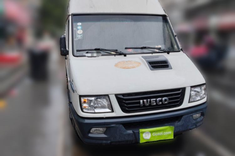 Used Iveco Daily 2021 2.8T V35 VAN厢式 Delivery Van 3-Seater Short Wheelbase Mid-Roof Design with Dual Tires and Side Sliding Doors

