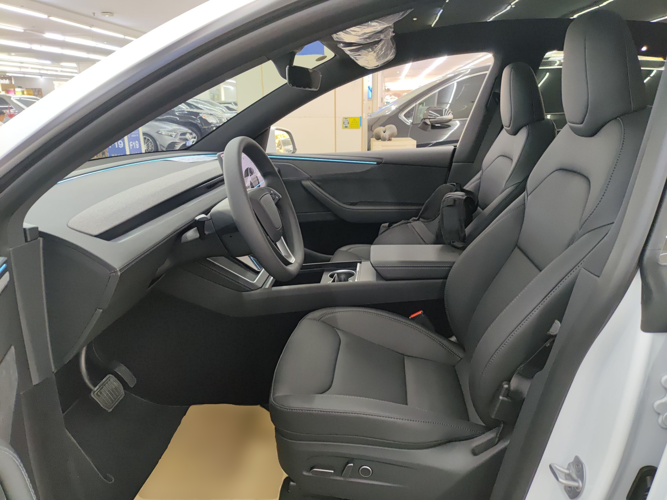 المقاعد الأمامية داخل السيارة