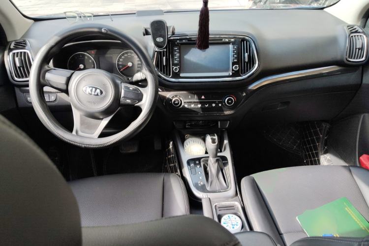 Used Kia KX3 2015 1.6L Automatic Two-Wheel Drive DLX Center Console