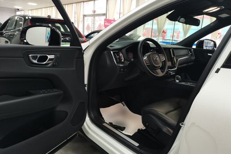 Used Volvo XC60 2022 B5 4x4 Zhiyi Sport Edition