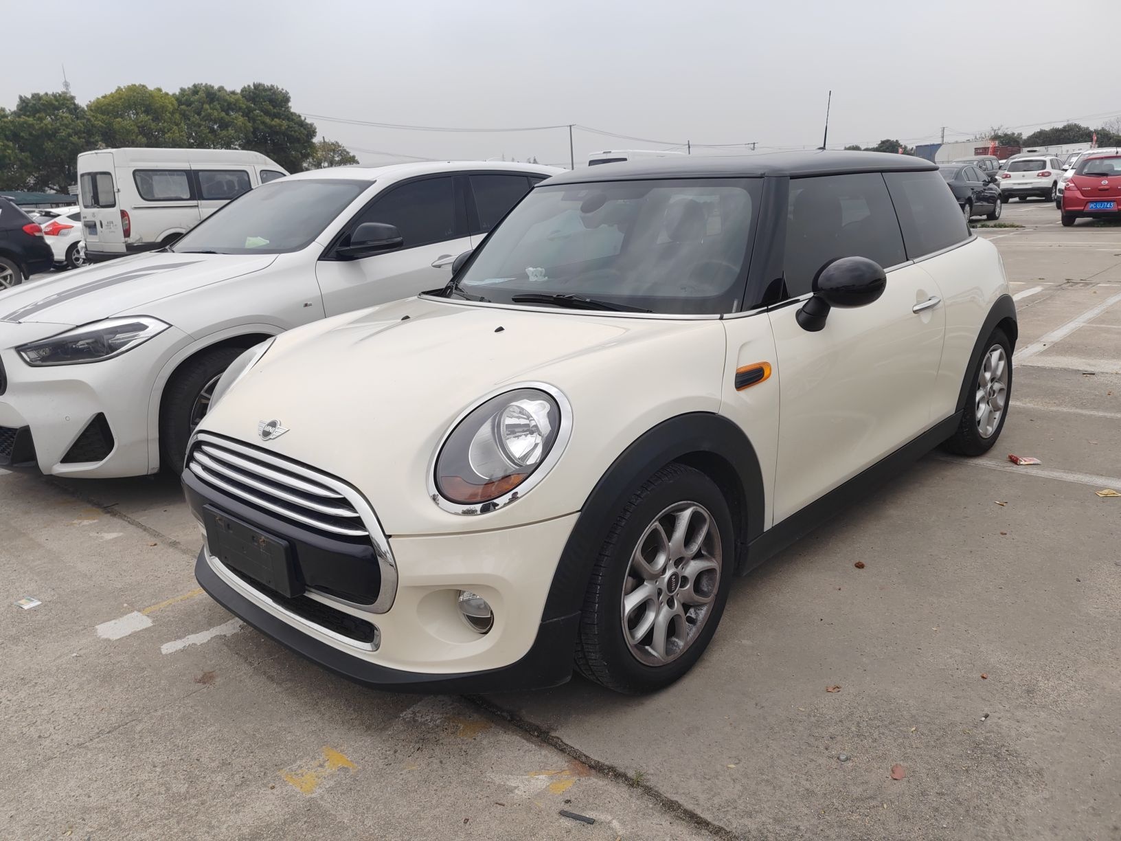 تحت مقدمة السيارة