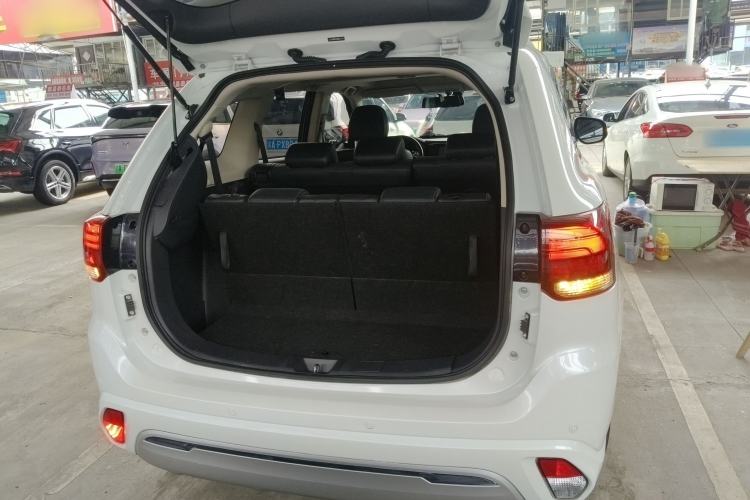 Used Mitsubishi Outlander 2020 2.4L 4x4 Zhi Xiang Edition 7-Seater Trunk