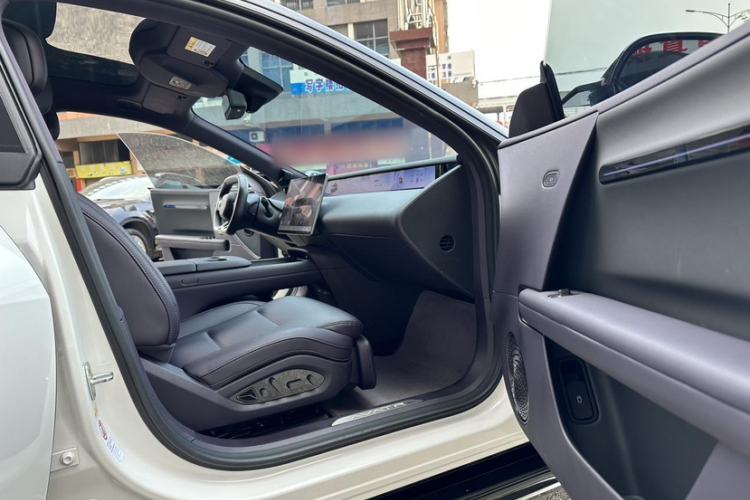 Used Avatr 06 2025 Ultra Pure Electric Edition Interior 6