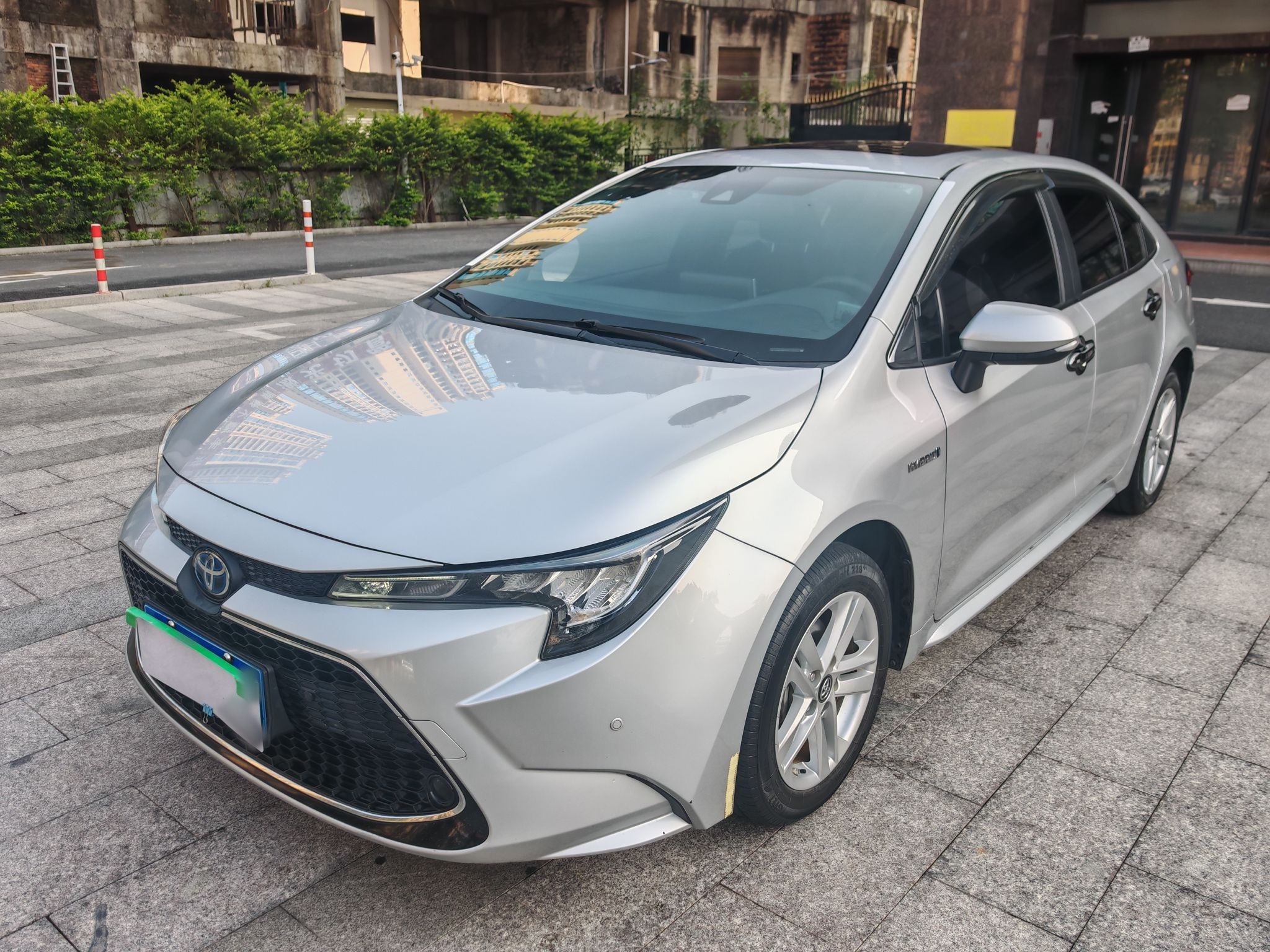 Под передней частью автомобиля