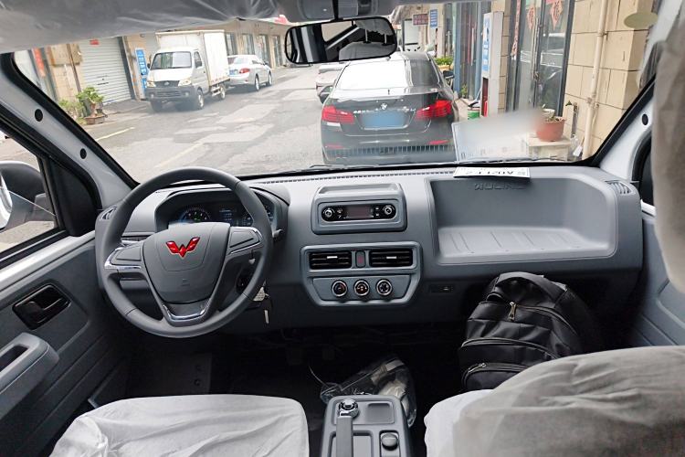 Used Wuling Yangguang 2024 300KM Comfort Version Passenger Van 75kW