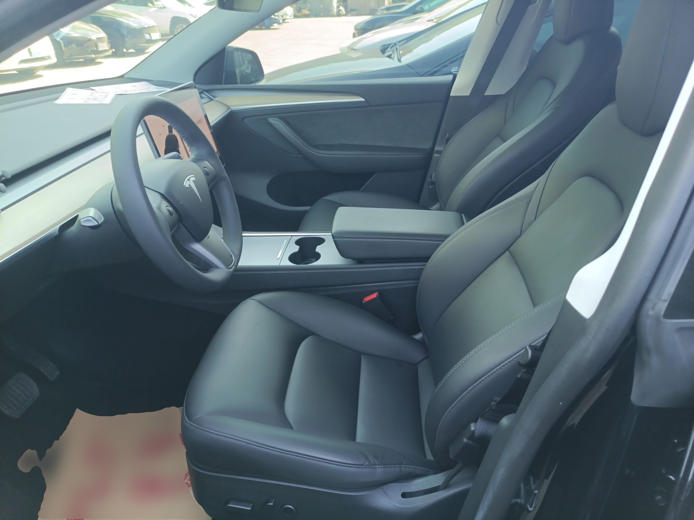 المقاعد الأمامية داخل السيارة