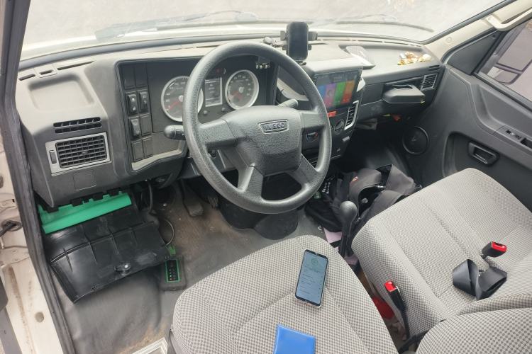 Used Iveco Daily 2021 2.5T V40 2-3 Seater Long Wheelbase Mid-Roof Design with Dual Side Sliding Doors