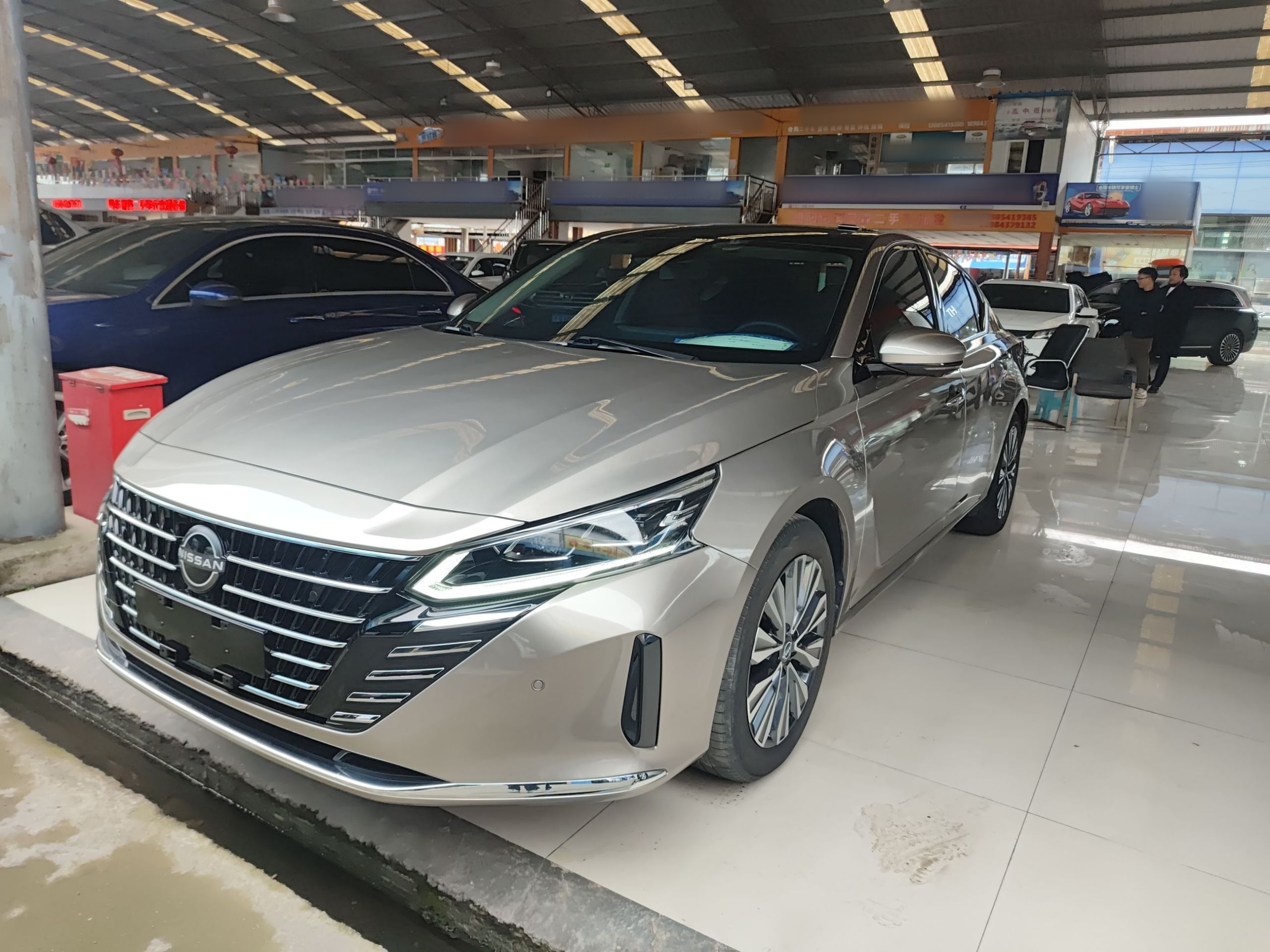 تحت مقدمة السيارة