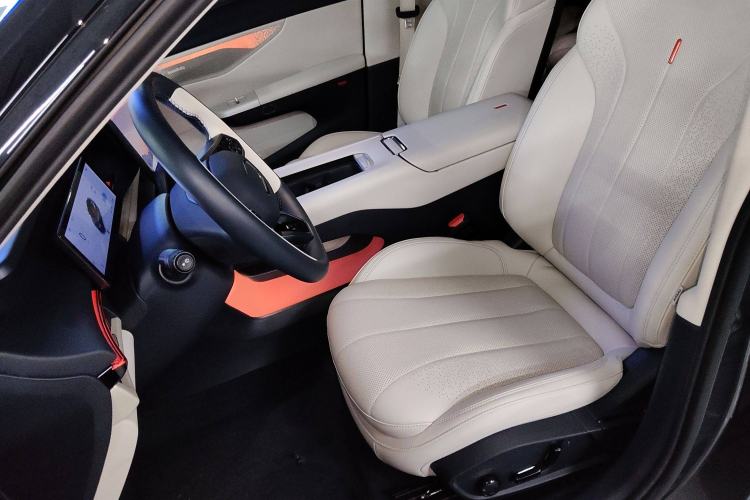 Used Lynk & Co 07 2024 EM-P 126 Long-Range Halo Left Front Seat