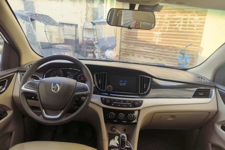 Used Baojun 730 2016 1.5T Manual Comfort Version 7 Seats Center Console