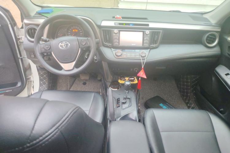 Used Toyota RAV4 2015 2.0L CVT 4x4 Trend Edition Interior 2