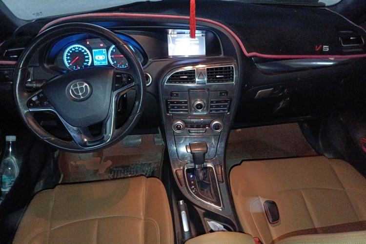 Used Brilliance V5 2016 1.5T Automatic Two-Wheel Drive Smart Version Center Console