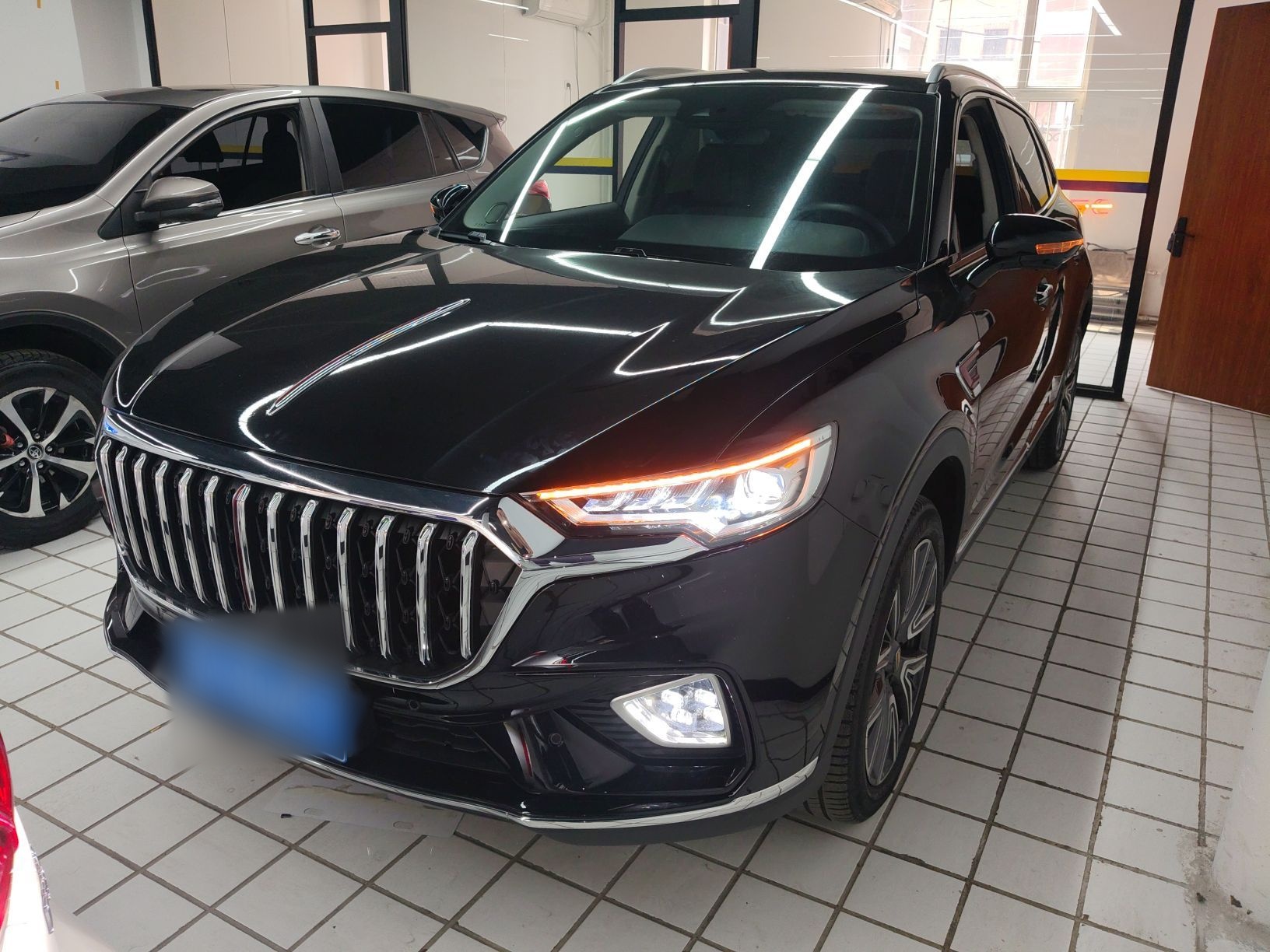 Под передней частью автомобиля