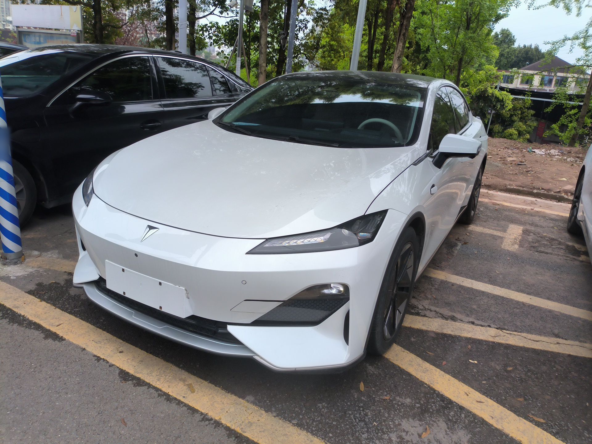 تحت مقدمة السيارة