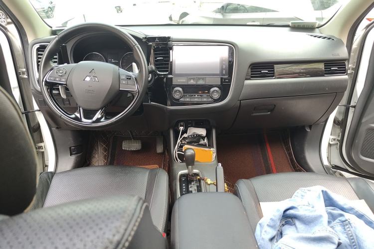 Used Mitsubishi Outlander 2016 2.4L 4x4 Luxury Edition 7-Seater Center Console