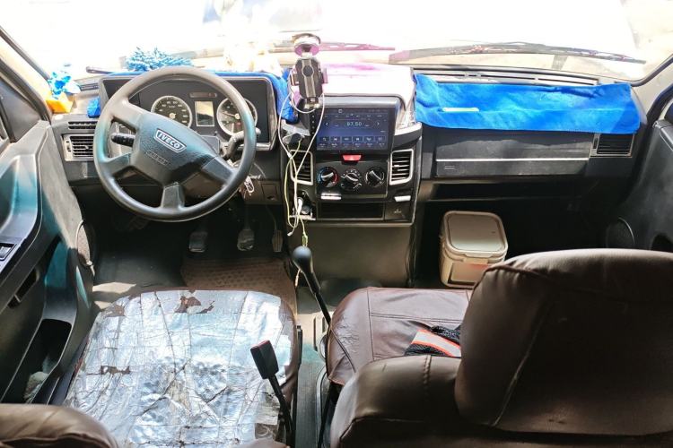 Used Iveco Daily 2020 2.5T A35 Passenger Van Single-Tire Mid-Roof Design 5-9 Seats China V Emission Standard Center Console