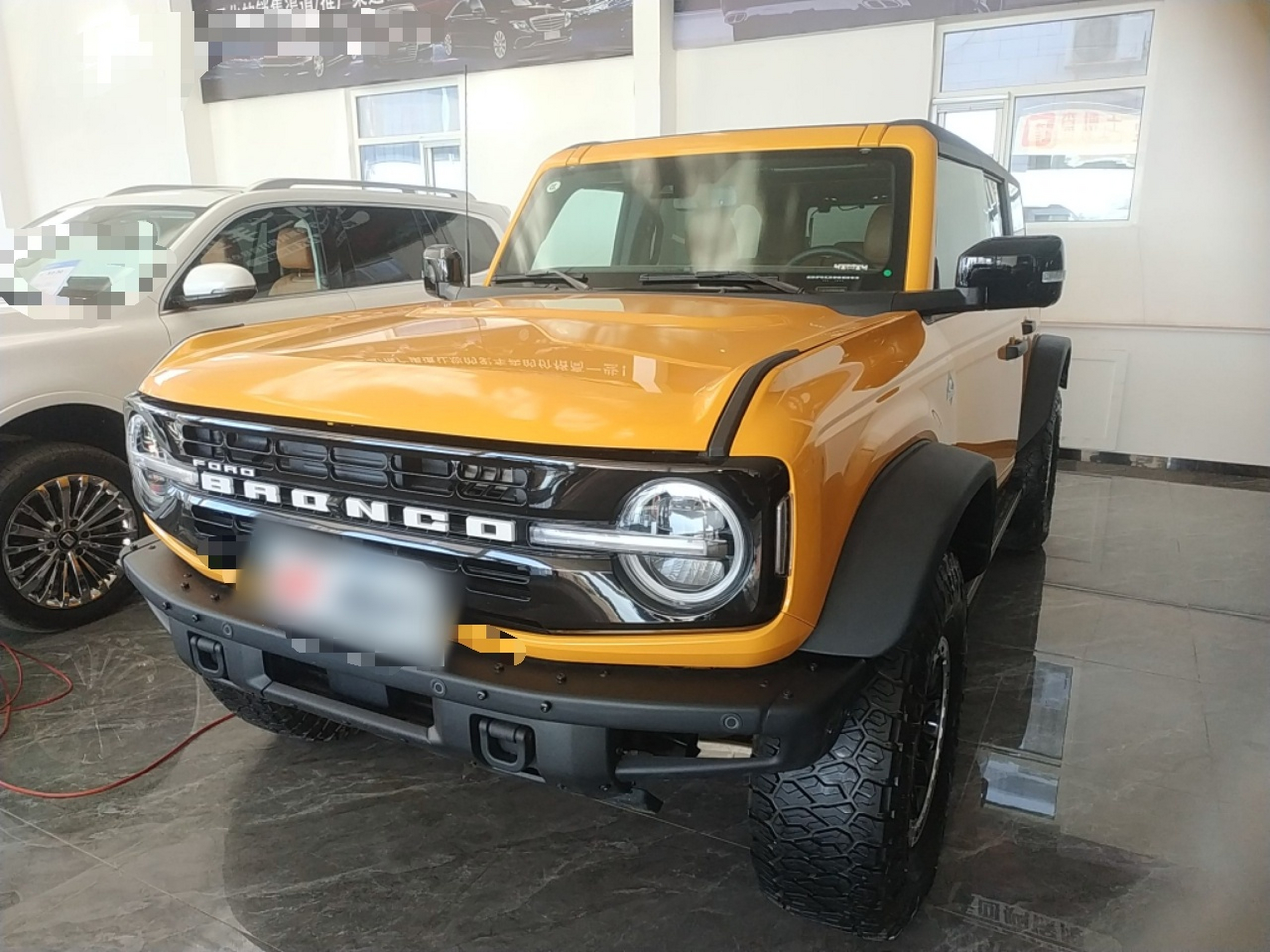 Под передней частью автомобиля