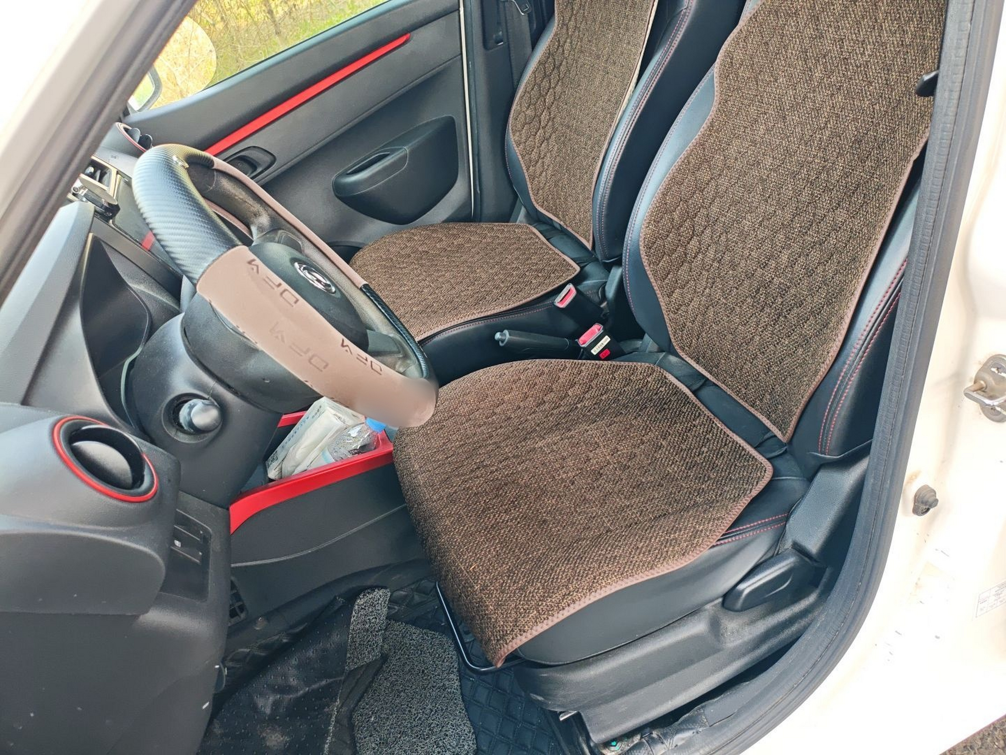 المقاعد الأمامية داخل السيارة