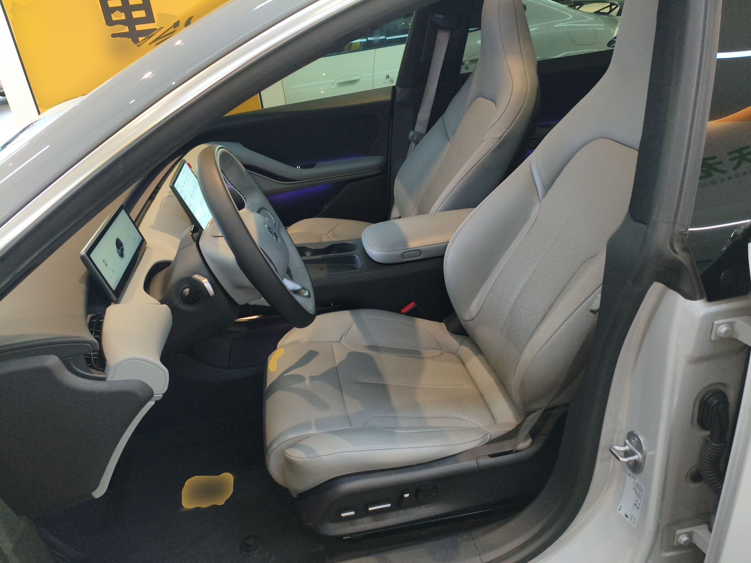 المقاعد الأمامية داخل السيارة