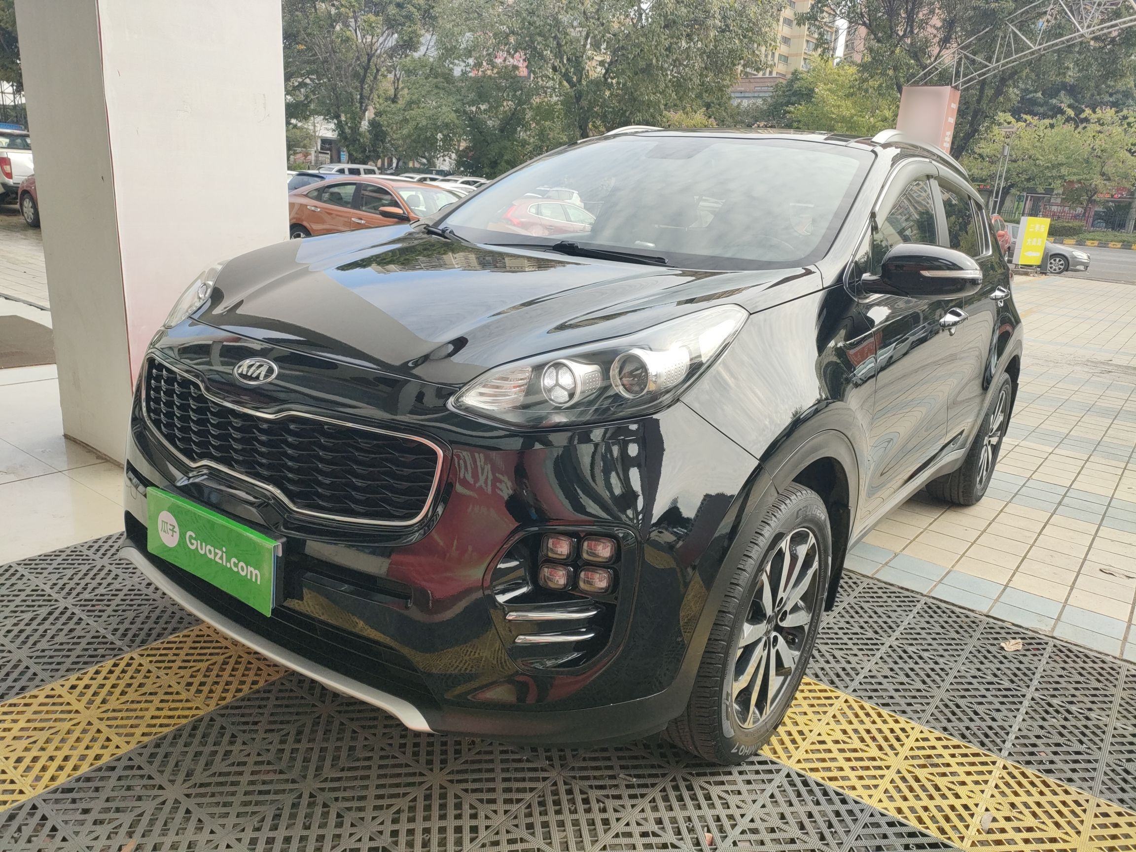 Под передней частью автомобиля