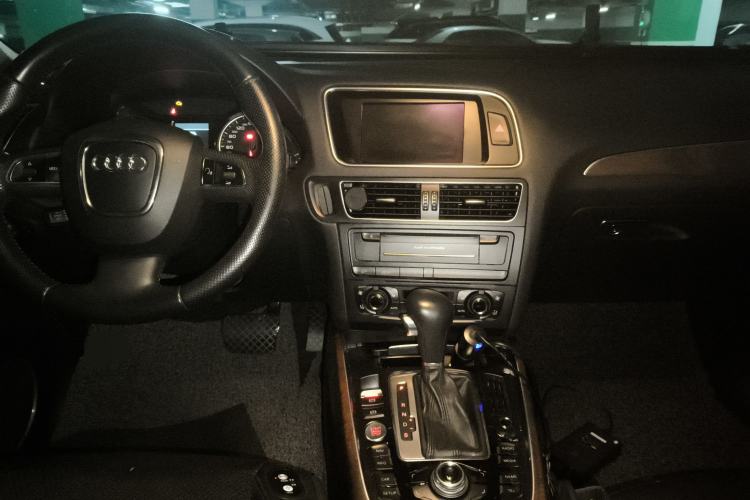 Used Audi Q5 2010 3.2 FSI Sport Edition Center Console