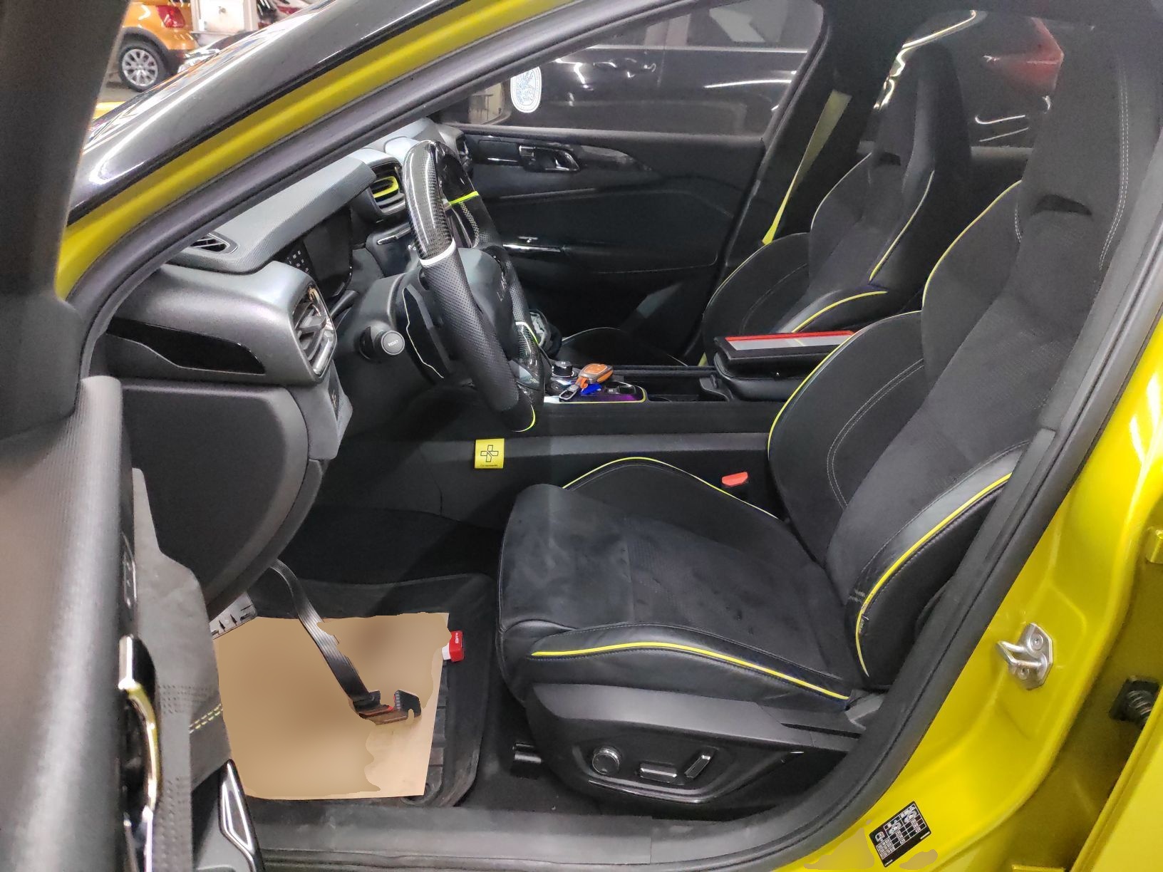 المقاعد الأمامية داخل السيارة