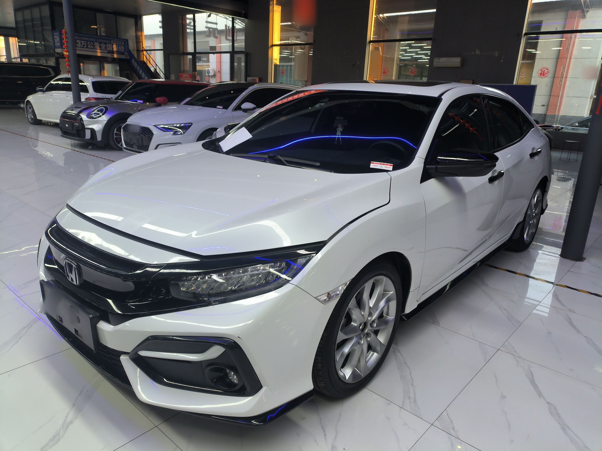 تحت مقدمة السيارة