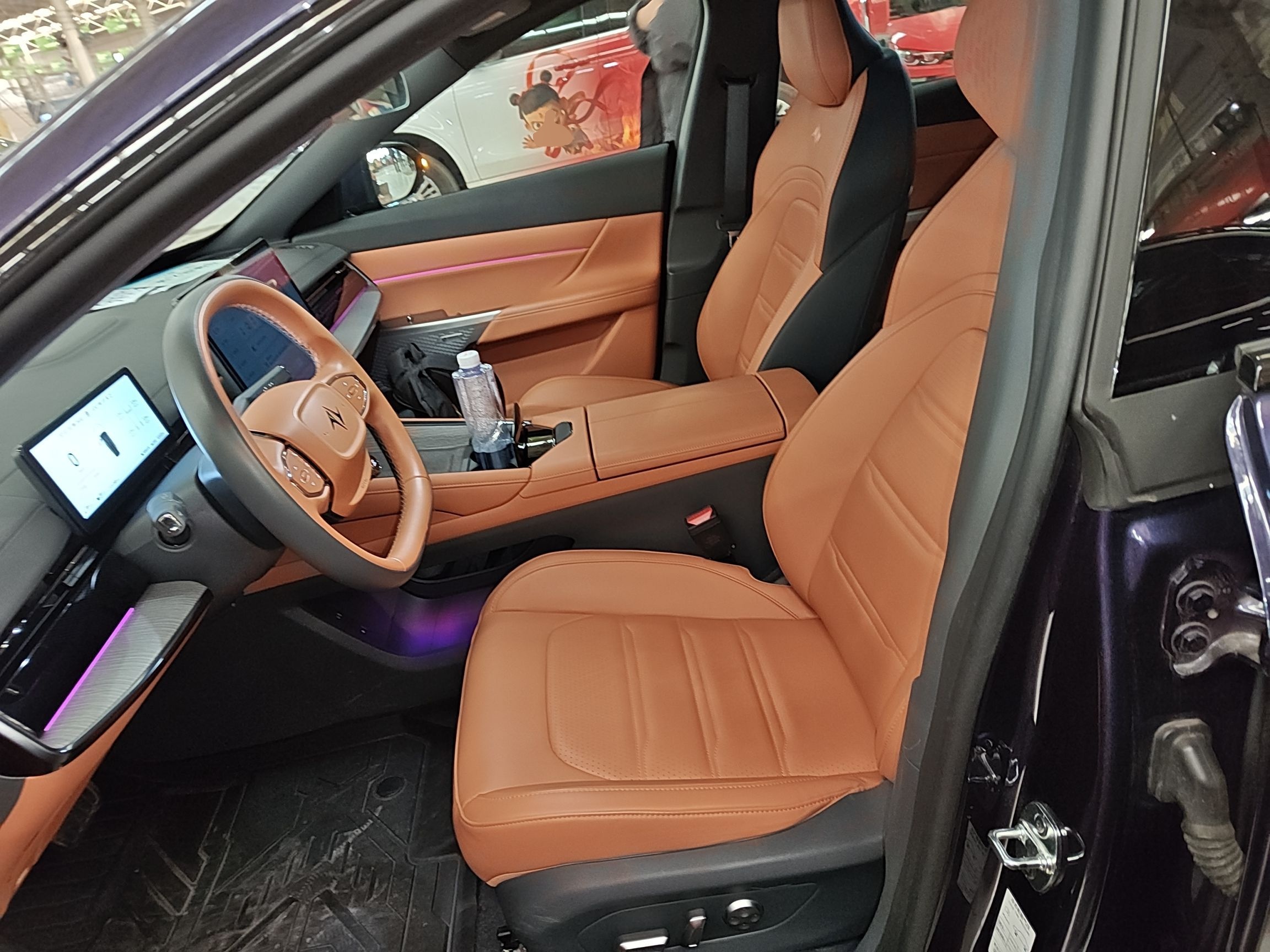 المقاعد الأمامية داخل السيارة