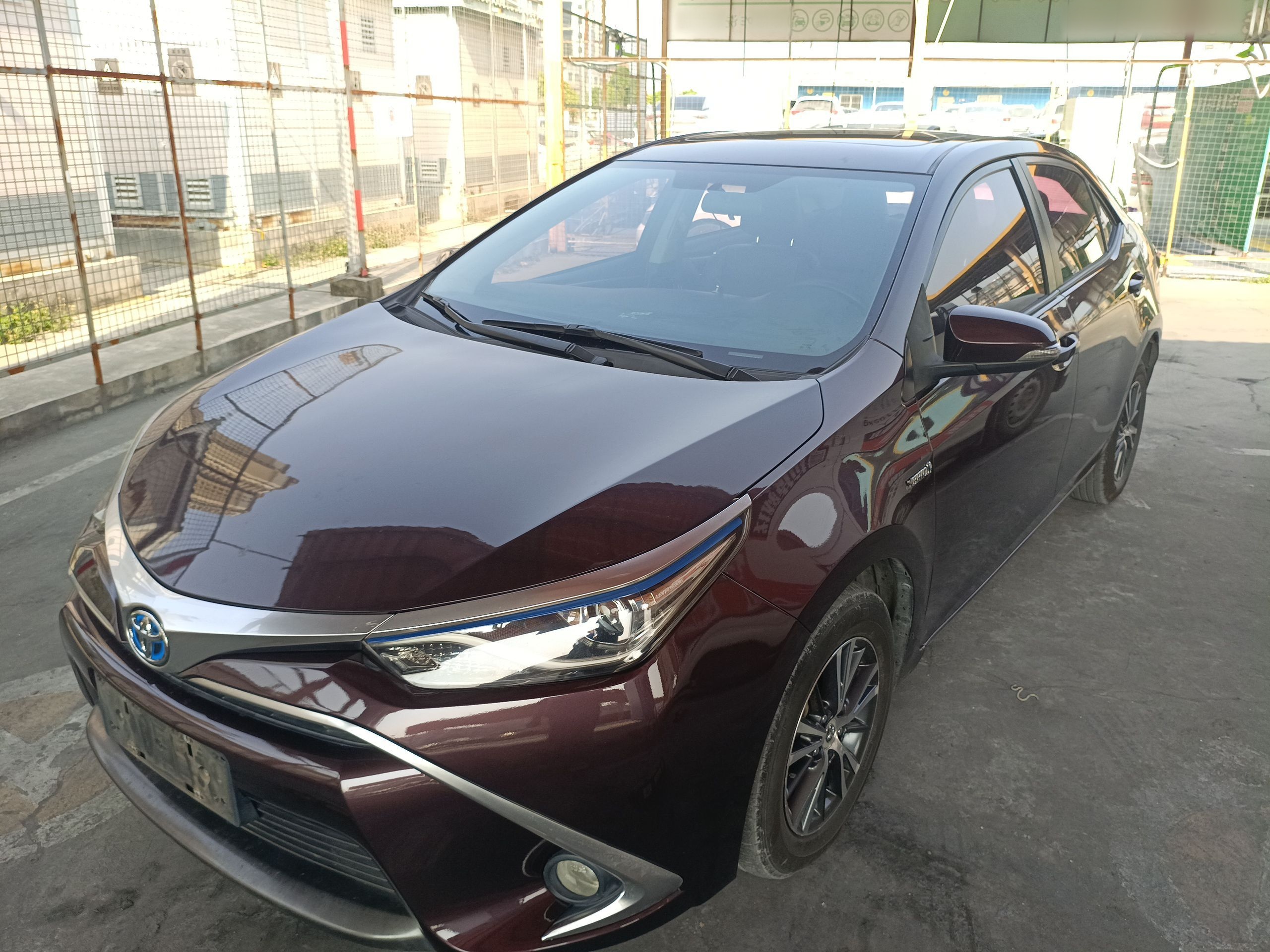 تحت مقدمة السيارة