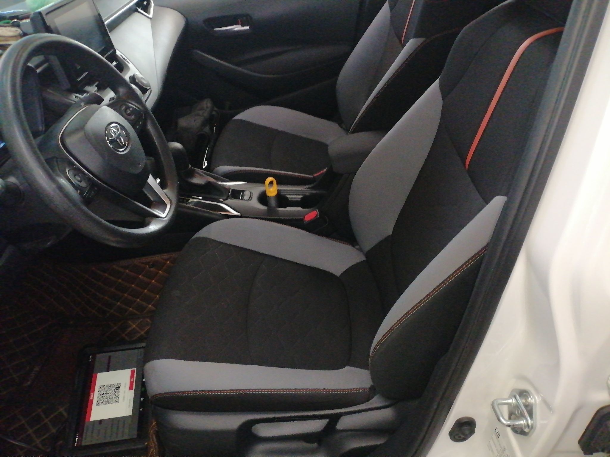 المقاعد الأمامية داخل السيارة