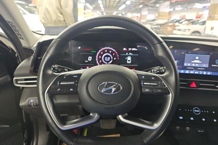 Used Hyundai Elantra 2022 1.5L CVT LUX Prestige Edition Steering Wheel