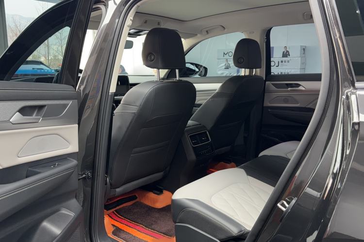 Used Volkswagen Tavendor 2024 380TSI All-Wheel-Drive R-Line Cruise Premium Edition Interior 2