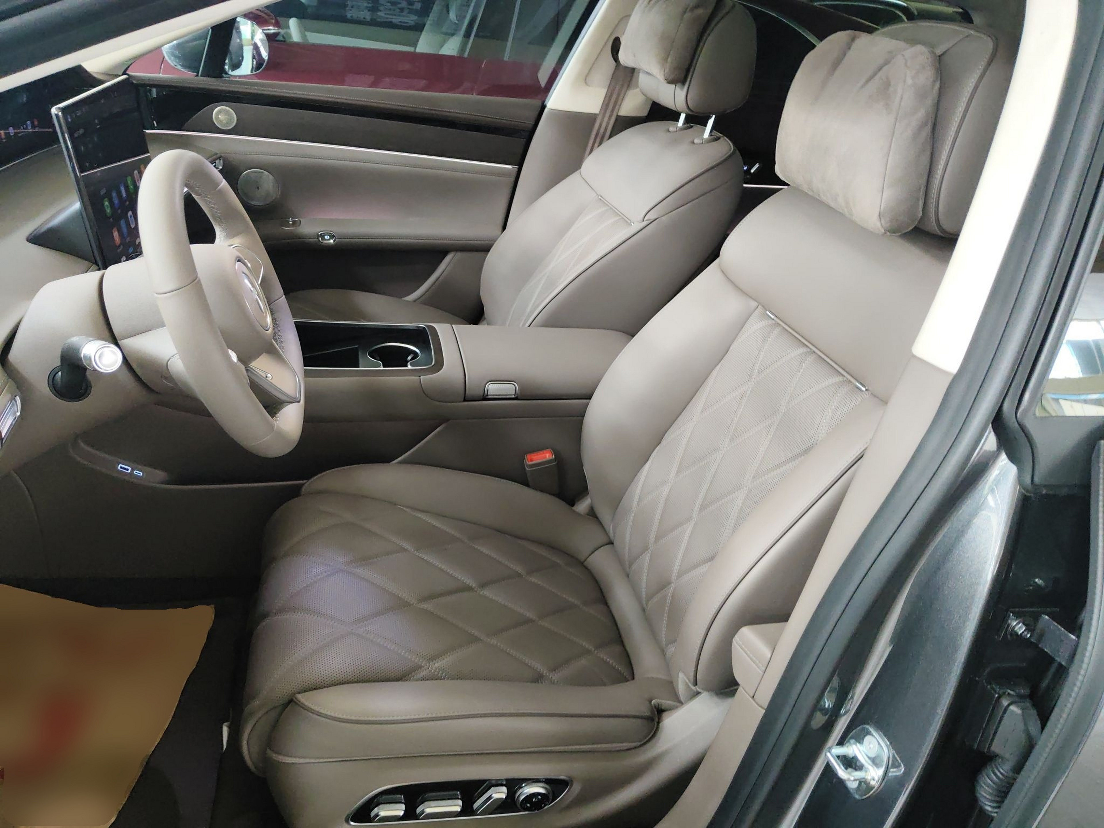 Переднее сиденье в автомобиле