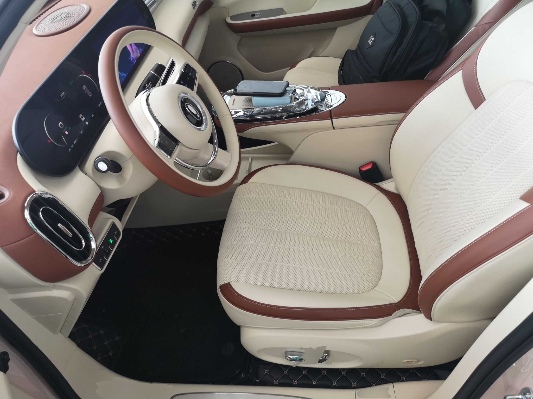 المقاعد الأمامية داخل السيارة