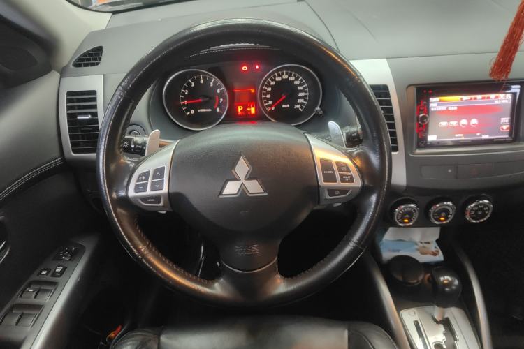 Used Mitsubishi Outlander 2011 Kicks 2.4 Fashion Edition
