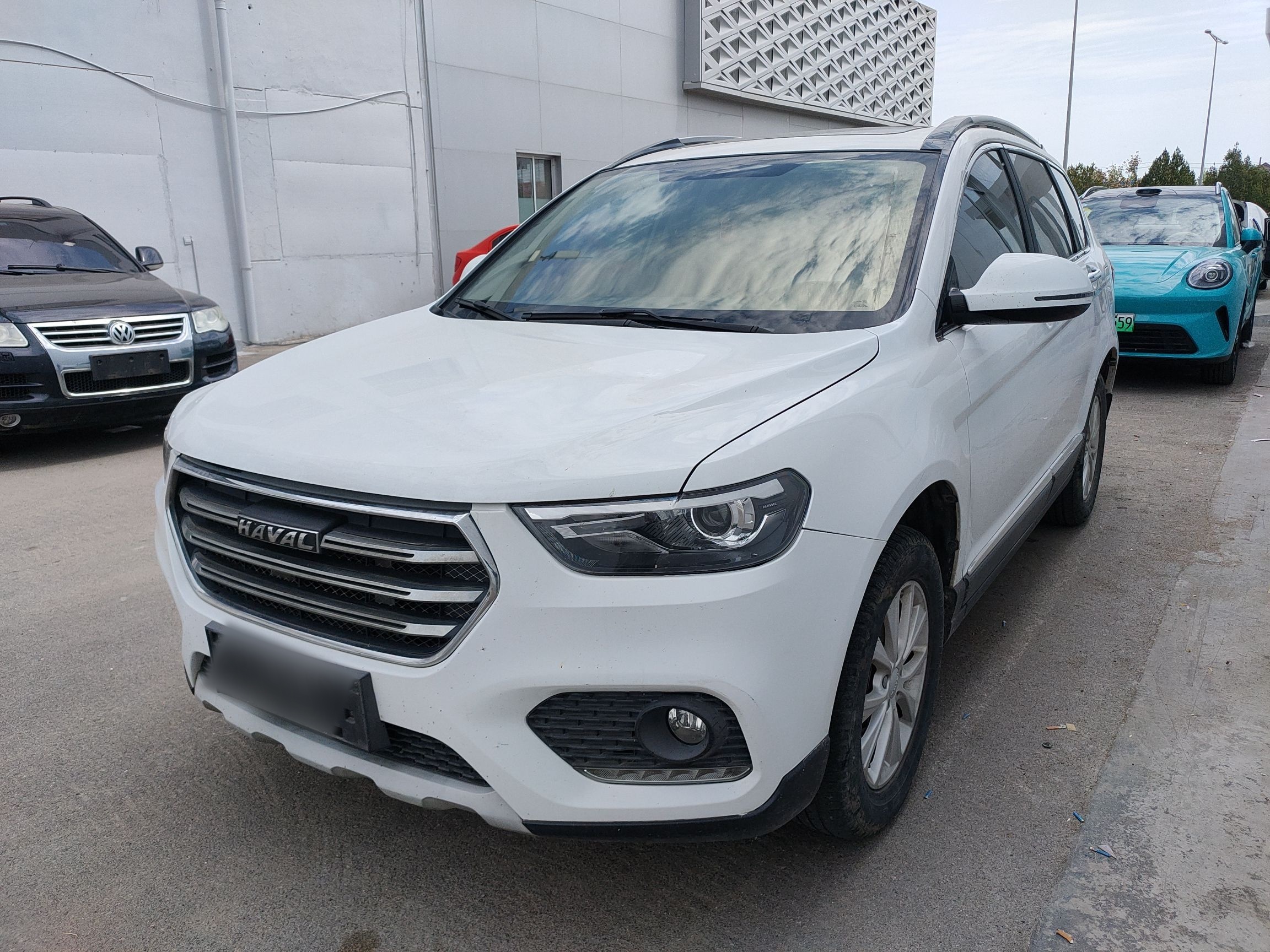 Под передней частью автомобиля