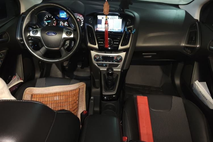 Used Ford Focus 2012 Sedan 1.6L Manual Fashion Edition Center Console