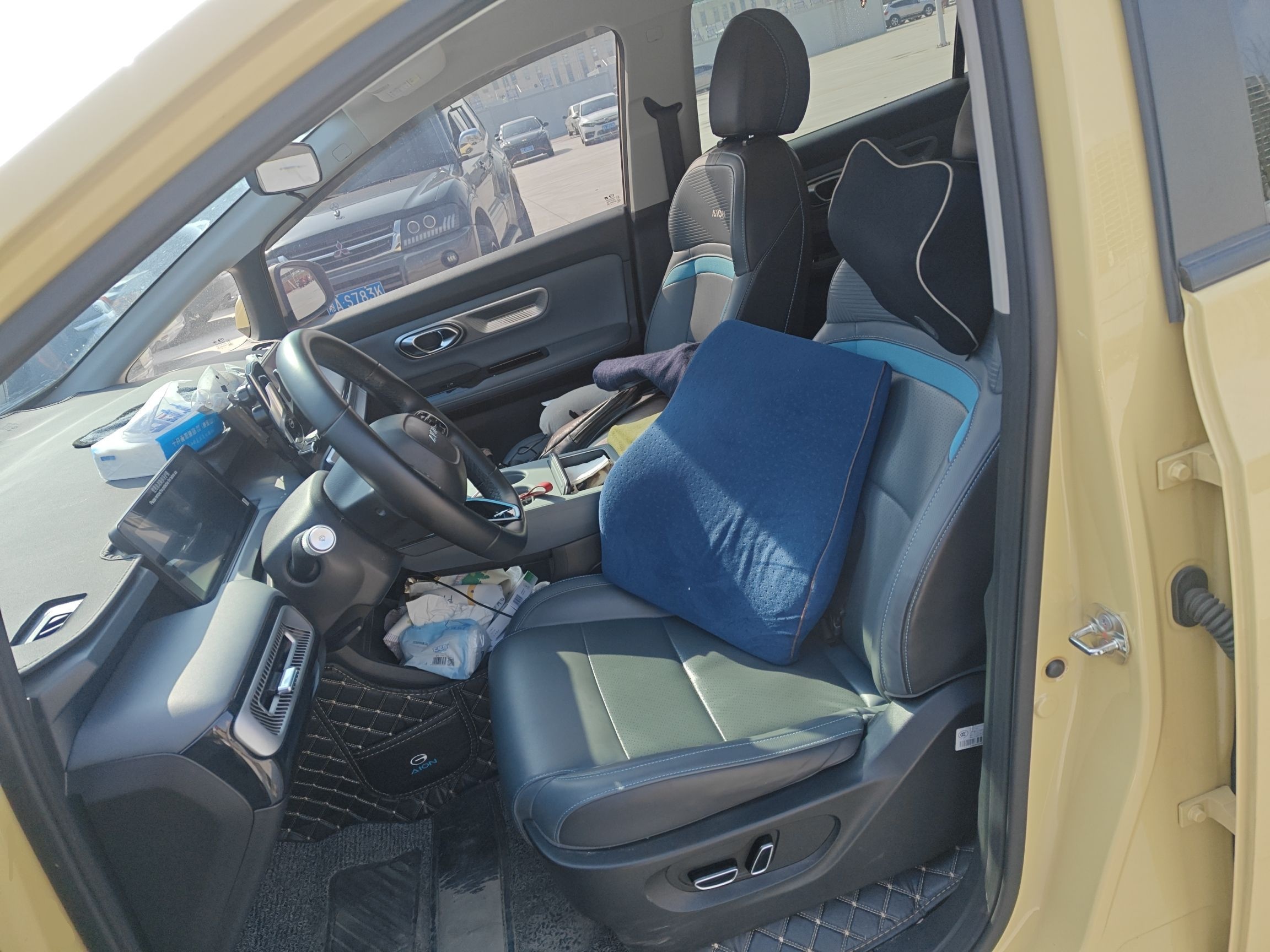 المقاعد الأمامية داخل السيارة