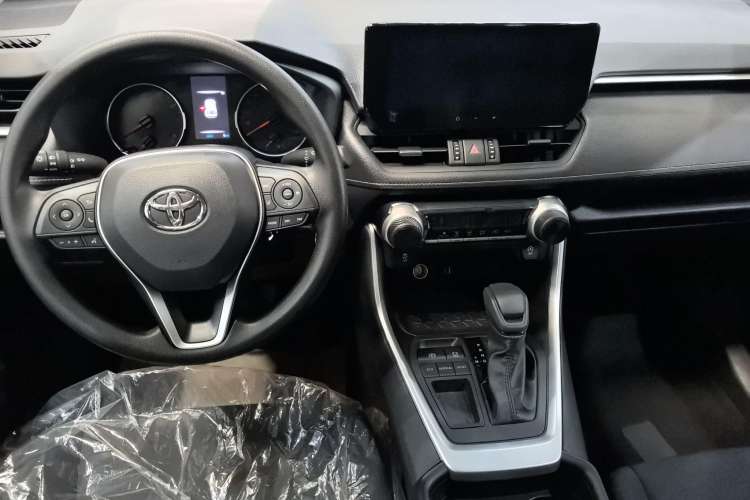 Used Toyota Wildlander 2024 2.0L CVT Two-Wheel Drive Leading Edition Interior 3